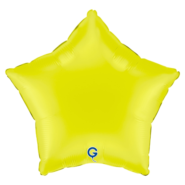 Matně světle zelený balonek ve tvaru hvězdy jako svěží dekorace na oslavu nebo dětskou party