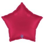 Červený balonek ve tvaru hvězdy jako elegantní romantická dekorace na Valentýn nebo svatbu