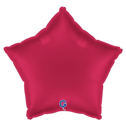 Červený balonek ve tvaru hvězdy jako elegantní romantická dekorace na Valentýn nebo svatbu