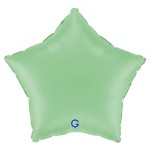 Matně zelený balonek ve tvaru hvězdy jako moderní dekorace na svatbu nebo oslavu
