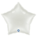 Bílý balonek ve tvaru hvězdy jako elegantní dekorace na svatbu nebo oslavu